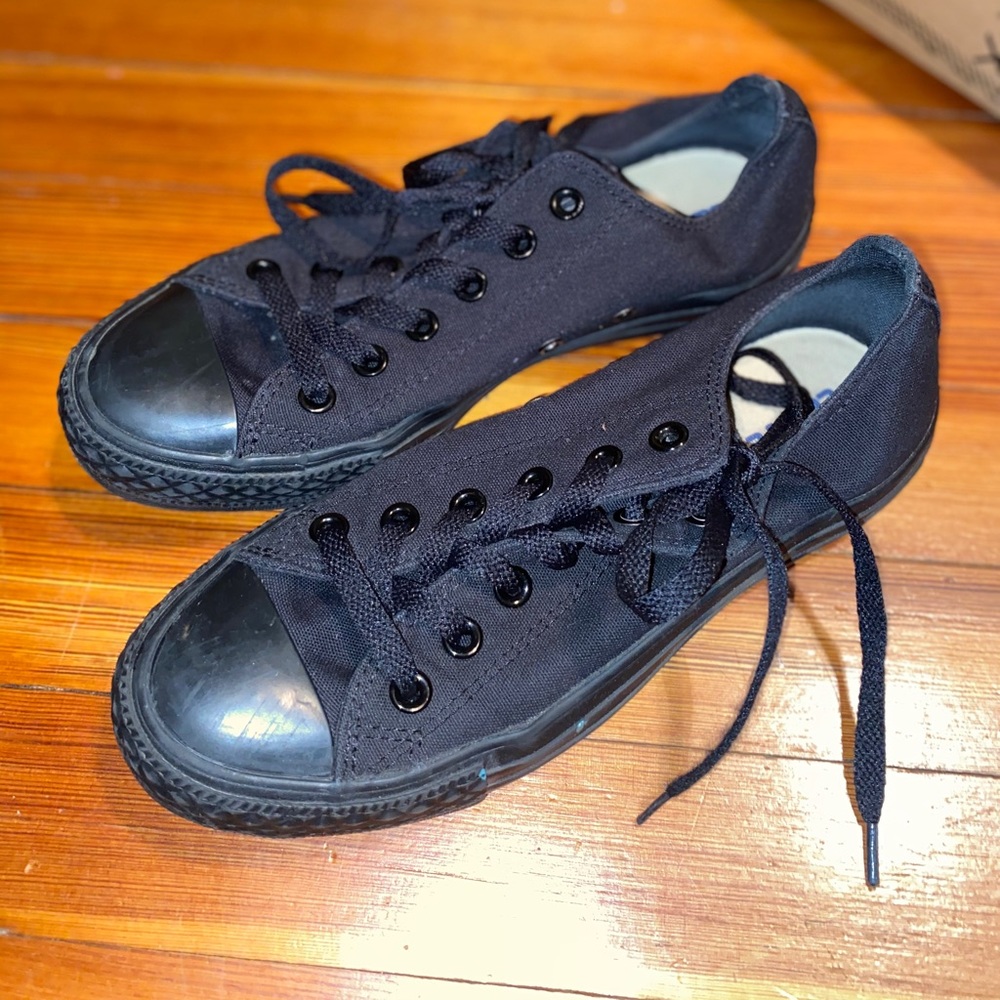 All black converse. Rarely worn!